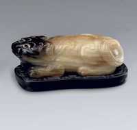 LATE MING DYNASTY， 16TH CENTURY A MOTTLED CELADON AND BROWN JADE CARVING OF A DOG